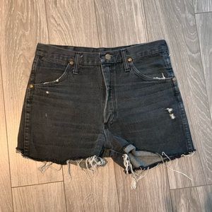 VINTAGE WRANGLER BLACK JEAN SHORTS.